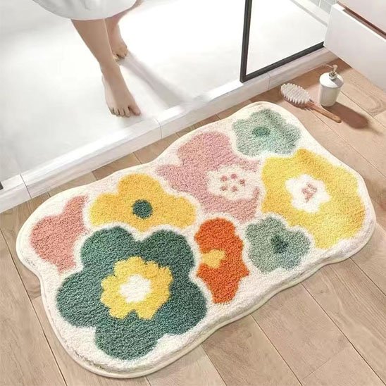 Tapis de bain fleuri doux